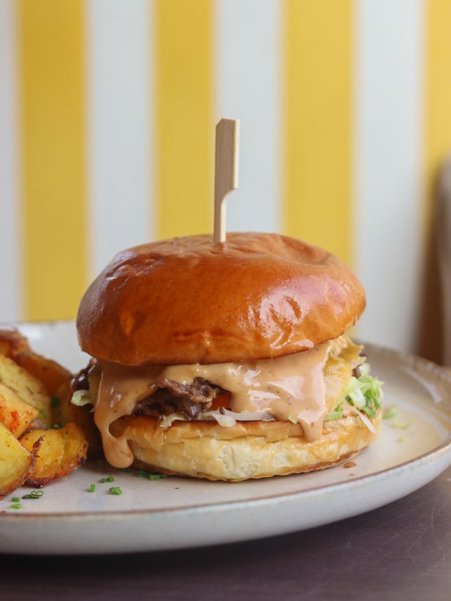 Tento týden na poledním menu: 🍔 BBQ burger s hovězím trhaným masem 🍽️ Kuřecí Tikka Masala Obědové menu podáváme od 11:00...